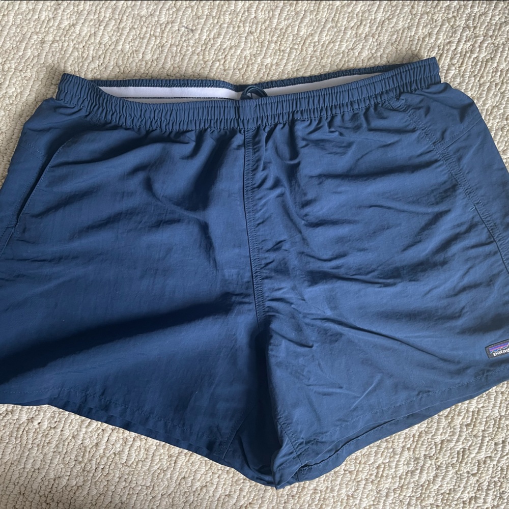 Patagonia Navy Blue Baggies Women’s Size L Excellent condition 5 in inseam